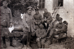 Historische Aufnahme von Soldaten in Uniform in einem ländlichen Gebiet, 1918