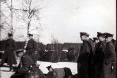 Soldaten in Winterkleidung bei einer Übung in verschneiter Landschaft