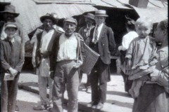 Historisches Gruppenfoto von Arbeitern und Kindern in einer Stadt um 1900