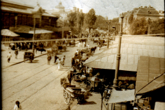Belebte Straßen mit Marktständen und Fuhrwerken in einer historischen Stadt