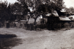 Ländliche Siedlung in Rumänien mit traditionellen Holzhütten im Jahr 1927
