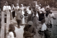 Frauen und Männer beim Frischmarkt in einem ländlichen Dorf in Deutschland 1900