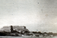 Historische Aussicht auf das Fort in der Ferne bei klarem Himmel