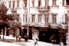 Alte Architektur einer Straße in einer geschäftigen Stadt um 1900