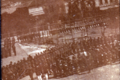 Militärparade mit Soldaten in einer Stadt um 1900
