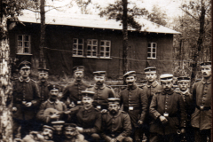 Gruppe von Soldaten im Wald vor einem Holzgebäude während des Ersten Weltkriegs