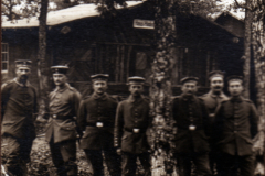 Eine Gruppe von Soldaten im Wald vor einer Hütte während des Ersten Weltkriegs