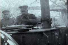Soldaten bedienen eine historische Dampflokomotive im Winter