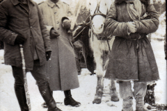 Historische Begegnung zwischen Soldaten und Zivilisten im Winter in Russland