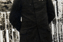 Ein Soldat in Uniform steht im Schnee während des Ersten Weltkriegs