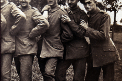 Soldaten des Ersten Weltkriegs entspannen im Freien in Uniform