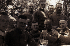 Soldaten in der Natur bei einer festlichen Versammlung während des Krieges