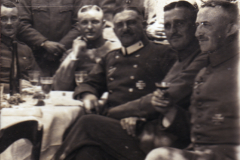 Ein festliches Treffen von Soldaten und Offizieren im Freien während des Krieges