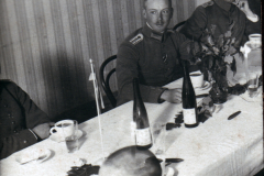 Historische Feier mit Offizieren in einem alten Speisesaal bei Kerzenlicht