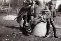 Soldaten posieren an einem Brunnen während des Ersten Weltkriegs in Europa