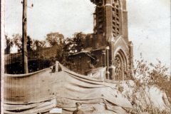 Zerstörte Kirche und Soldat in einem vom Krieg gezeichneten Gebiet