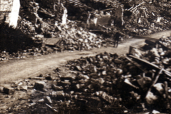 Zerstörte Gebäude nach dem Erdbeben in einer ländlichen Gegend