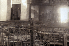 Ruine einer alten Kirche nach Zerstörung in der Mitte des 20. Jahrhunderts