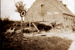 Verfallenes Gebäude mit beschädigter Fassade und Zielscheibe am Straßenrand