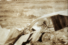 Abgestürztes Flugzeugwrack auf einem Feld in ländlicher Umgebung