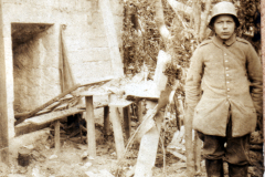 Ein Soldat in historischer Uniform vor einer zerstörten Landschaft im Krieg