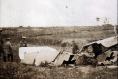 Unglück eines Flugzeugs auf einem Feld während des Ersten Weltkriegs