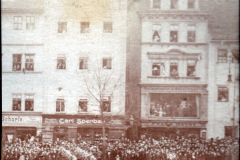 Historischer Militärumzug auf einer Stadtstraße mit Zuschauern im Jahre 1920