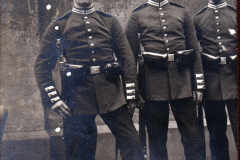 Drei Soldaten in Uniform aus dem frühen 20. Jahrhundert in Deutschland