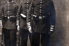 Historisches Gruppenbild von drei Soldaten in uniformierter Bekleidung um 1900