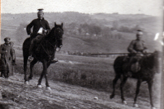 Reiter im historischen Militärkontext auf einem Feldweg in Deutschland
