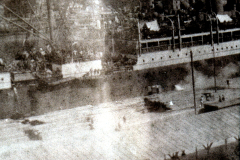 Ein historisches Dampfschiff im Hafen während des frühen 20. Jahrhunderts