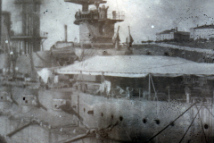 Blick auf ein historisches Kriegsschiff im Hafen bei Sonnenuntergang