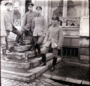 Soldaten in historischer Uniform vor einem Gebäude in der Altstadt