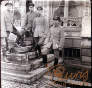 Soldaten in historischer Uniform vor einem Gebäude in der Altstadt