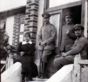 Vier Personen stehen vor einem historischen Gebäude in der Vergangenheit