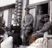 Vier Personen stehen vor einem historischen Gebäude in der Vergangenheit
