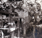 Drei Männer sitzen bei einem Picknick im Wald mit einem Hund, 1940er Jahre
