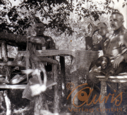 Drei Männer sitzen bei einem Picknick im Wald mit einem Hund, 1940er Jahre
