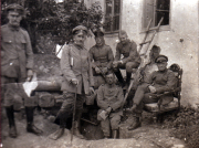 Historische Aufnahme von Soldaten in Uniform in einem ländlichen Gebiet, 1918