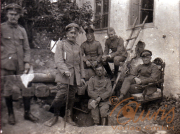 Historische Aufnahme von Soldaten in Uniform in einem ländlichen Gebiet, 1918