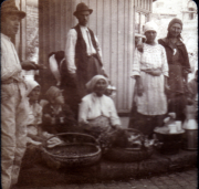 Frauen und Männer in traditioneller Kleidung auf dem Markt in den Alpen
