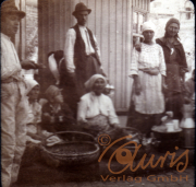 Frauen und Männer in traditioneller Kleidung auf dem Markt in den Alpen