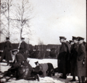 Soldaten in Winterkleidung bei einer Übung in verschneiter Landschaft