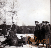Soldaten in Winterkleidung bei einer Übung in verschneiter Landschaft