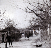 Menschenansammlung auf einer Winter-Landstraße im Dorf
