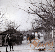 Menschenansammlung auf einer Winter-Landstraße im Dorf
