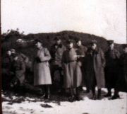 Offiziere in Winterkleidung während eines Militärmanövers im Wald