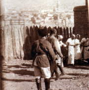 Ein historischer Moment in der Stadt mit Menschen und alten Gebäuden