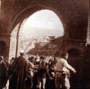 Eine historische Versammlung unter einem großen Bogen in einer Stadt