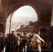 Eine historische Versammlung unter einem großen Bogen in einer Stadt